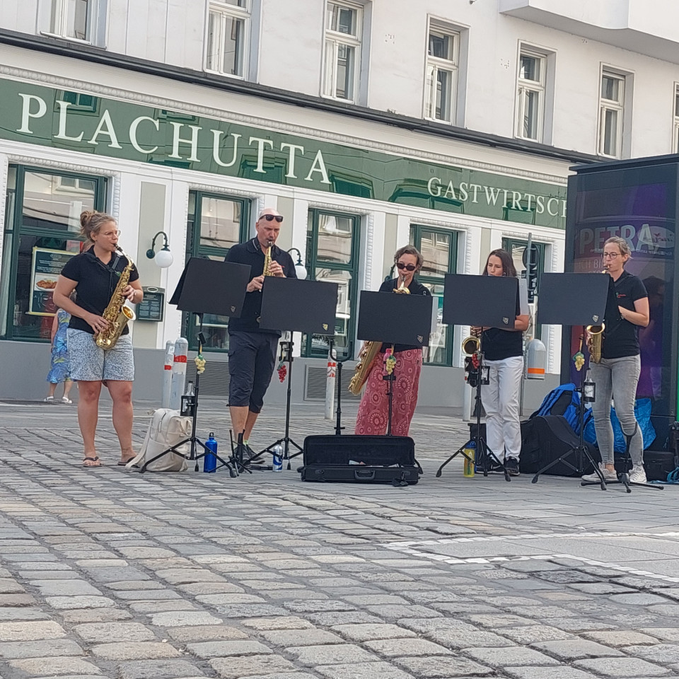 Gmischter Sax spielt vor dem Restaurant Plachutta